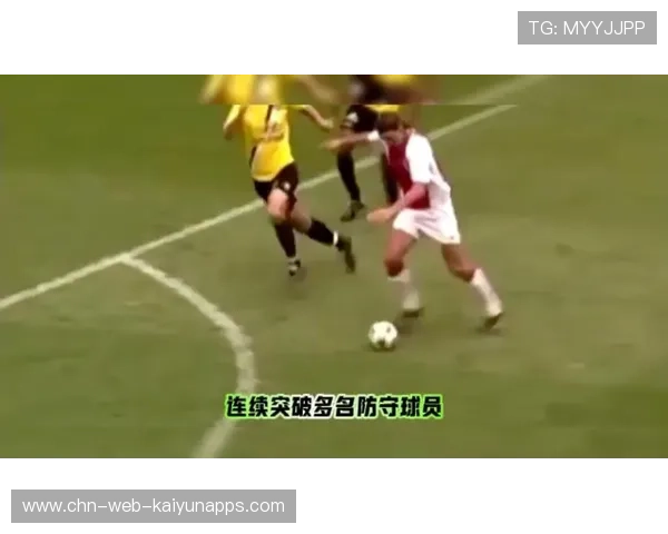 伊布转身凌空一脚踢出精彩进球，技术与智慧的完美结合